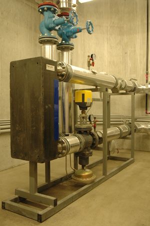 700kW의 열 출력을 가진 지역 난방 변전소. 지역 난방 시스템의 물 회로와 고객의 중앙 난방 시스템을 절연시킨다.