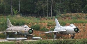 Su-7BKL과 나란히 있는 Su-20(왼쪽).