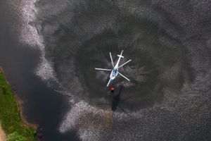 항공 소방 목적으로 물을 싣는 우크라이나 비상 사태부 Mi-8MSB