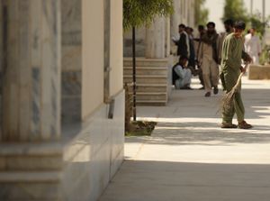 2012년 6월에 칸다하르 대학교 학생이 인도를 청소하고 있다.