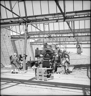 1939년경 작업대에서 일하는 사람들