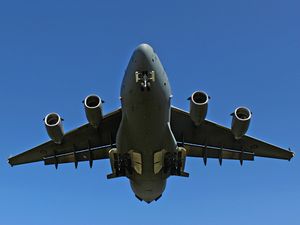 로열 오스트레일리아 공군 C-17이 하르키우 국제공항에 착륙하는 모습, 착륙 장치 표시