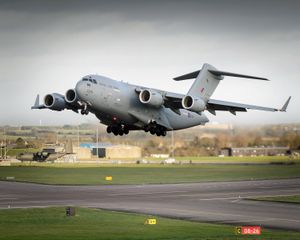 RAF 브리즈 노턴에서 이륙하는 C-17