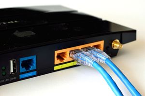 일반적인 가정용 게이트웨이. 단일 인터넷 연결이 LAN을 통해 연결된 여러 장치에서 공유됩니다.