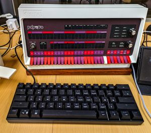 SIMH를 실행하는 라즈베리 파이를 갖춘 6:10 스케일 PDP-11/70 콘솔 복제품인 PiDP-11