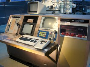 자외선 관측 인공위성 IUE의 제어 시스템. PDP-11/35가 탑재되어 있다.