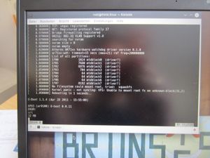 UART 콘솔을 통해 OpenWrt가 설치된 TP-Link 라우터가 부트로프 상태에 빠진 것을 보여준다.