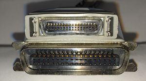 미니-센트로닉스 36핀 수 커넥터(위)와 마이크로 리본 36핀 수 센트로닉스 커넥터(아래)