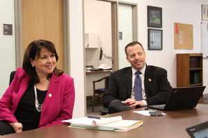 휴대폰을 뒤집어 놓은 매트 클라인(Matt Klein) 상원의원 (2017)