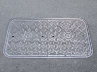 일본전신전화공사의 마크가 새겨진 맨홀 뚜껑