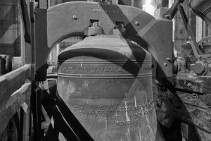 대성당의 테너 종 비문에는 국왕의 퇴위로 인해 '에드워드 옥타비'가 지워져 있다.