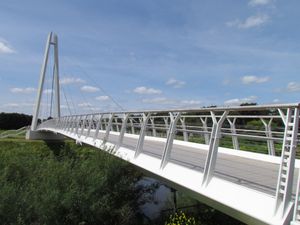 디글리스 자전거 및 보행자 다리는 세번 강 위를 지나간다.