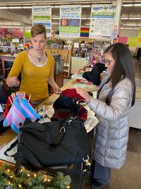 데브 할랜드가 2019년 앨버커키 중고 상점에서 쇼핑하는 모습.