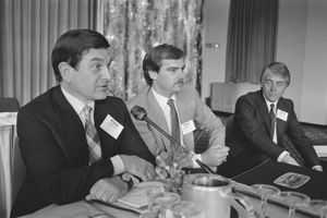 1984년 Sky Channel 경영진: 패트릭 콕스, 게리 데이비, 말콤 탤런타이어