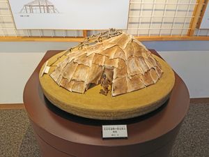 다나무카이하라 유적의 구석기 시대 평지 건물 복원 모형(구석기 하테나관 내)