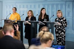 왼쪽부터 쿨무니, 크리스타 키우루 가족 문제 및 사회 서비스 장관, 산나 마린 총리, 아이노-카이사 페코넨 사회 문제 및 보건 장관 (2020년 2월 27일)