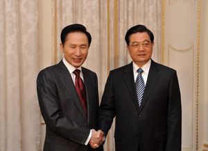 2009년 4월, 런던에서 이명박 대한민국 대통령과 후진타오 중국 국가주석