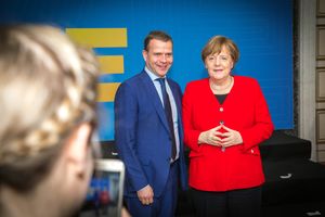 2019년 3월 21일 브뤼셀에서 열린 유럽 국민당 정상 회담에서 앙겔라 메르켈 독일 총리와 함께 있는 모습