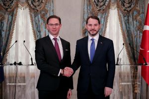 오른쪽의 베라트 알바이라크와 카타이넨, 2019년 2월 28일 이스탄불에서