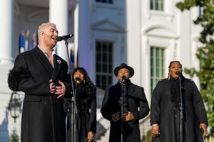 결혼 존중법 의안 승인식에서 노래하는 샘(2022년)