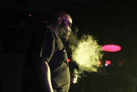 공연 중인 릭 로스(2014년)