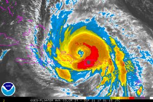 마리아가 푸에르토리코를 떠난 후 9월 21일 도미니카 공화국 동쪽을 통과하는 적외선 위성 루프.