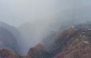 SH-60 시호크 헬리콥터가 인도주의적 지원을 위해 도미니카 상공을 비행하고 있다. 섬의 산악 지형은 더 외딴 지역에서의 구호 작전에 심각한 어려움을 준다.