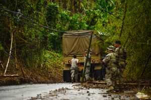 잔해로 막힌 도로는 구조 및 구호대의 물류 문제를 악화시켰다.