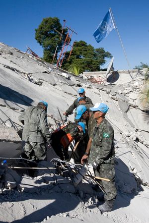 2010년 1월 12일 지진 피해자를 돕는 브라질 군인