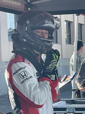 오언조가 소노마 레이스웨이에서 열린 2023 프로토타입 기념행사에서 경주를 준비하고 있다.