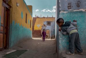 숨바꼭질을 하는 아이들