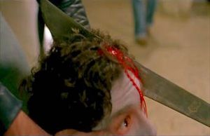 영화 시체들의 새벽에 등장하는 가짜 피의 밝은 색상, 회색 얼굴 분장, 특수 효과의 예