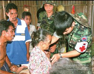 상록수부대 군의관이 의료 혜택이 절대 부족한 마을 주민들을 대상으로 건강 상태를 살펴보고 있다.