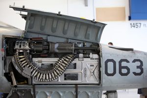 F-5E 기수 우측에 장착된 M39A2 기관포