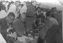 제4대 국회의원 총선거 무렵, 왼쪽 맨끝이 김준연, 중절모를 쓰고 선 인물은 당시 민주당 소속 국회의원 박영종