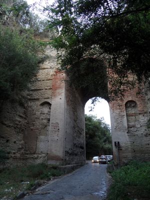 오늘날 사용되는 아르코 펠리체와 도미티아나 가도