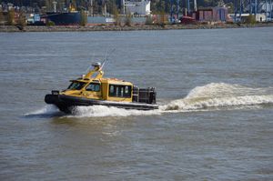 Q to Q 여객 페리가 퀘이사이드 부두에 도착하고 있다.