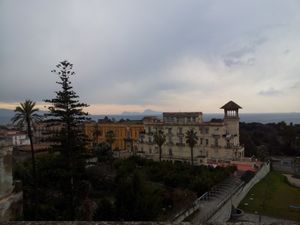 빌라 루지에로에서 바라본 골든 마일의 모습: 앞쪽의 빌라 바티스타와 뒤쪽의 숲이 있는 빌라 파보리타. 배경에는 나폴리 만과 카프리 섬이 보인다.