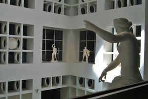 키아이아역(Chiaia station) 세레스 레벨에 전시된 파르네세 컬렉션 조각상 복제품