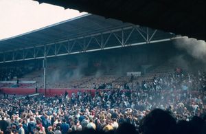 1968년 8월 24일 화재 발생 후 메인 스탠드에서 대피하는 팬들