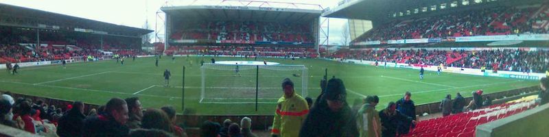 브리지포드 엔드 로어 티어(원정 팬석)에서 트렌트 엔드를 바라보며 촬영한 파노라마