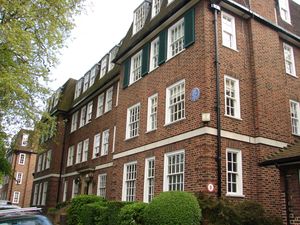 그린힐, 햄스테드. 시트웰은 1961-64년 이곳 42번가에 살았다