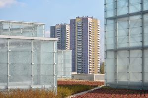 1970년대 후반에 지어진 현대식 "오시에들레 즈비아즈디"와 신 실롱스키 박물관의 빛 큐브