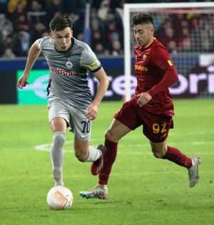 엘 샤라위, 2023년 2월 UEFA 유로파 리그 경기에서 레드 불 잘츠부르크를 상대로 경기하는 모습