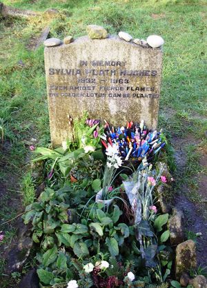 간단한 묘비 앞에 꽃이 놓여 있으며, 비문에는 "추모 실비아 플래스 휴즈 1932–1963 격렬한 불꽃 속에서도 황금 연꽃은 심어질 수 있다"라고 적혀 있다.