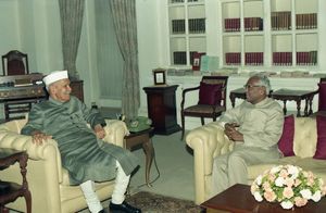 인도 부통령 K. R. 나라야난이 샨카르 데얄 샤르마 대통령과 만나는 모습