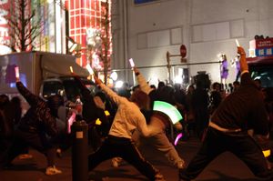 2011년 아키하바라의 아이돌 콘서트에서 오타(ヲタ)들이 오타게(wotagei)를 하는 모습.