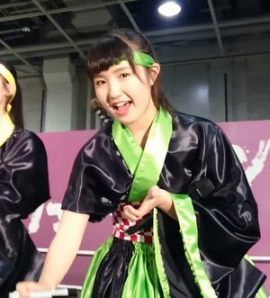 혼다 히토미가 2017년 AKB48 악수회 행사에서 팬과 상호작용하는 모습