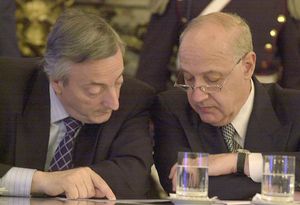 Kirchner and a bespectacled Roberto Lavagna poring over a paper