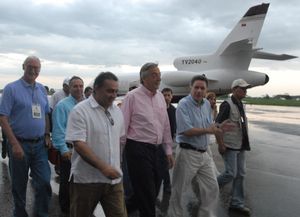 키르치네르가 실패한 엠마누엘 작전 이후 아르헨티나로 귀국하고 있다.